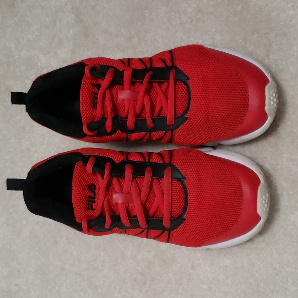 Used Boys Size 5 1/2 Fila Sneakers
